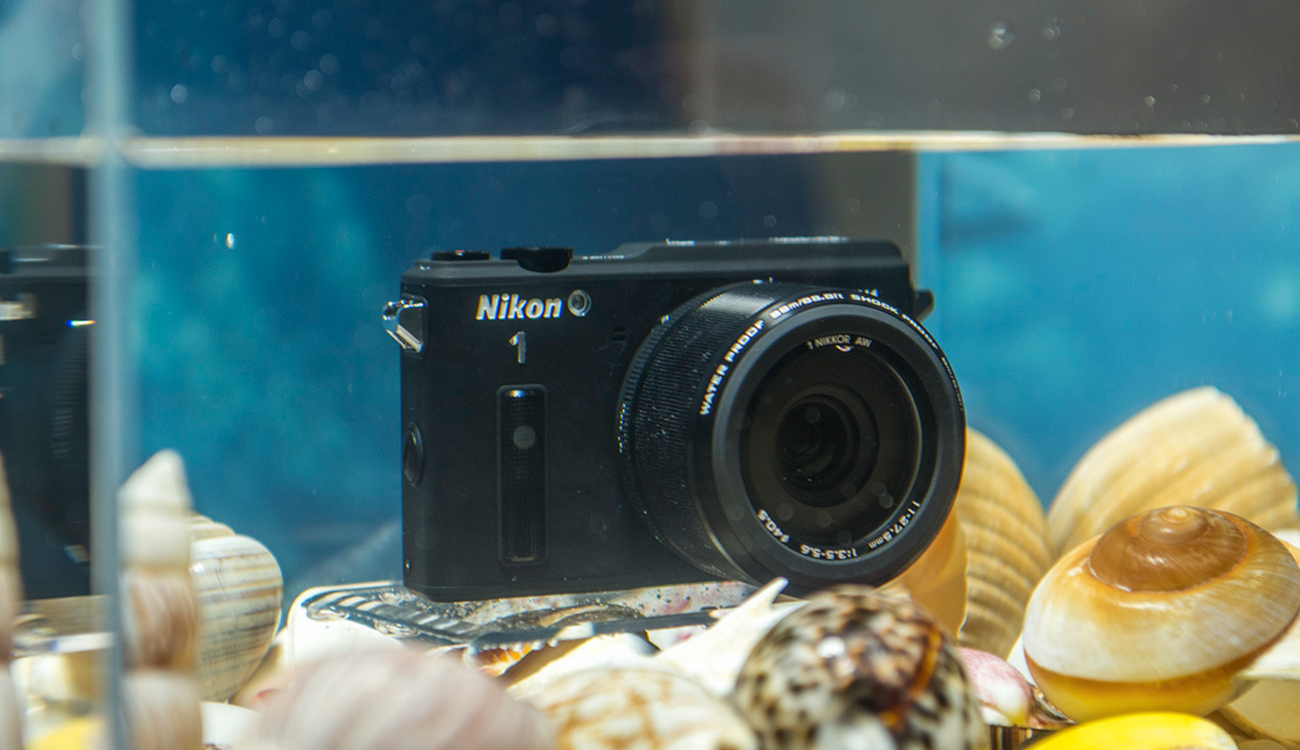 Nikon AW1  - Compact underwater video camera with interchangeable lens