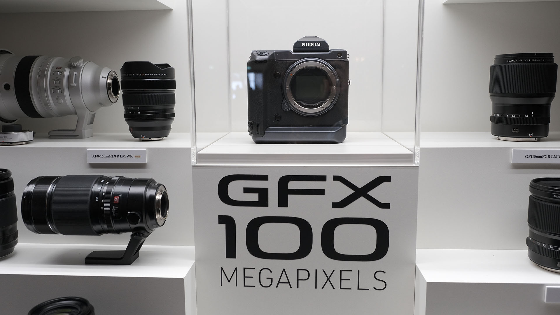富士フイルムがgfx100の開発コンセプトを発表 4k 10bit対応の中判ミラーレスカメラ Cined