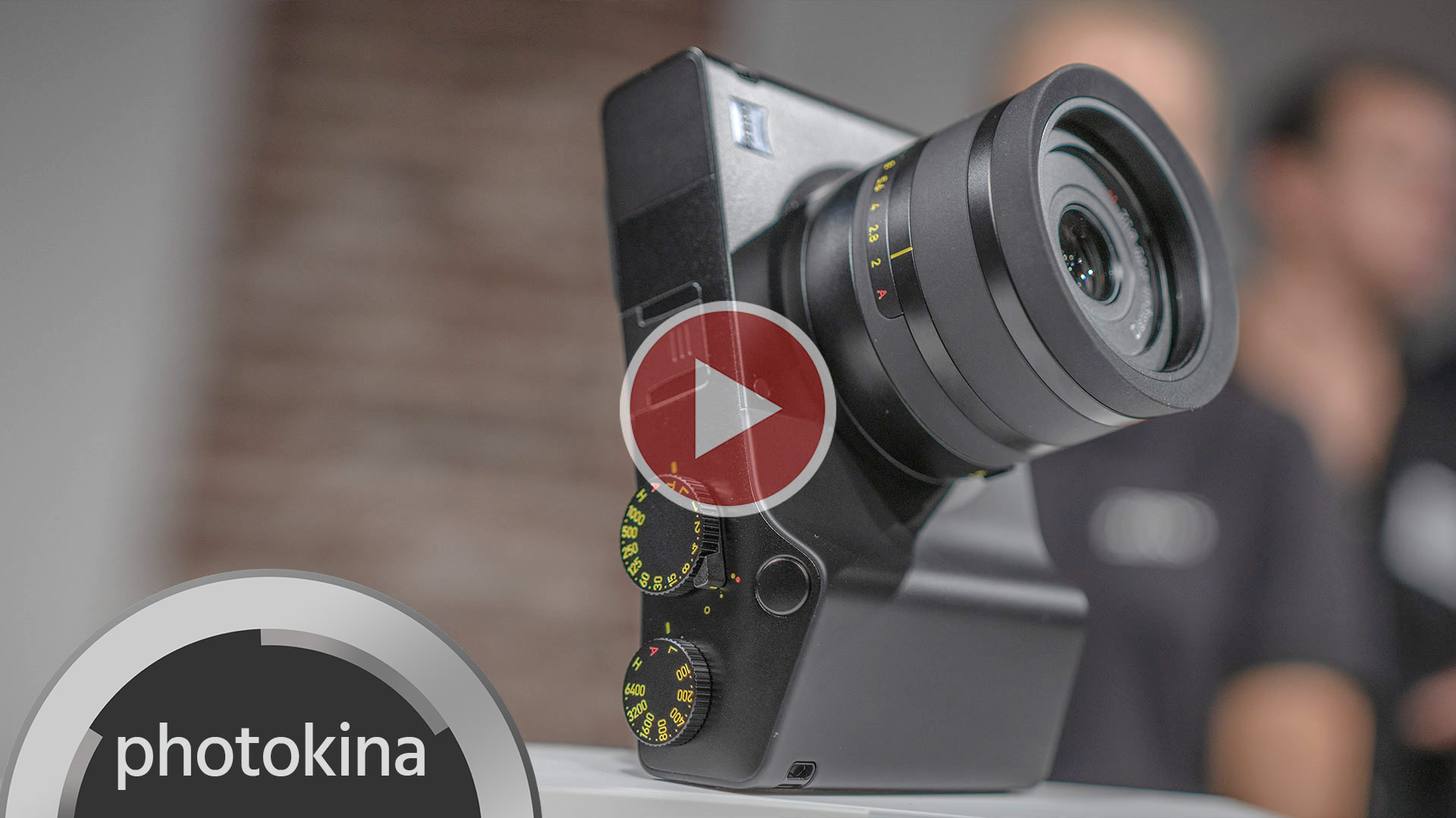 ツァイス（ZEISS）が ZX1カメラを発表 － 固定レンズのフルフレームミラーレス