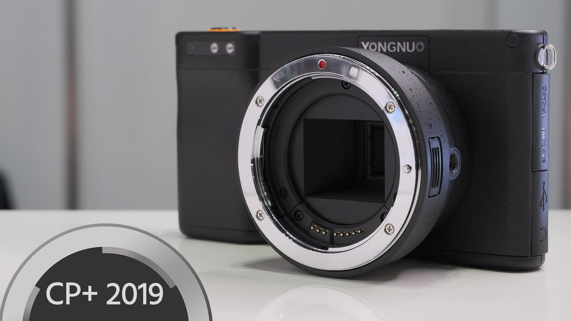 YongnuoがYN450アンドロイドカメラを展示 － マイクロフォーサーズ＋EFマウント
