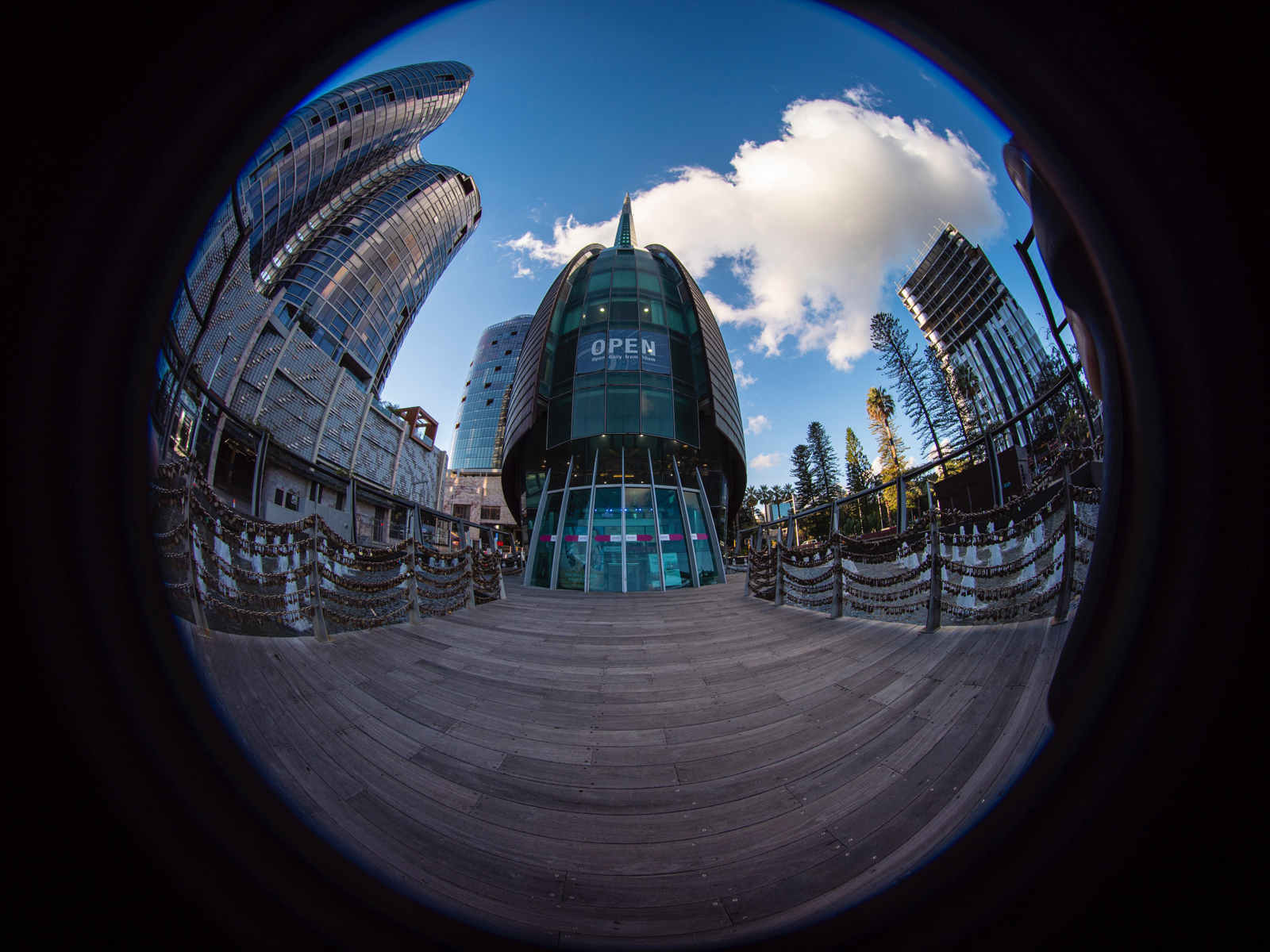 Эффект глазка. Объектив рыбий глаз фишай Fisheye. Laowa 4mm f/2.8 Fisheye. Объективы фишай 4. Laowa 4mm f/2.8 Fisheye снимки.