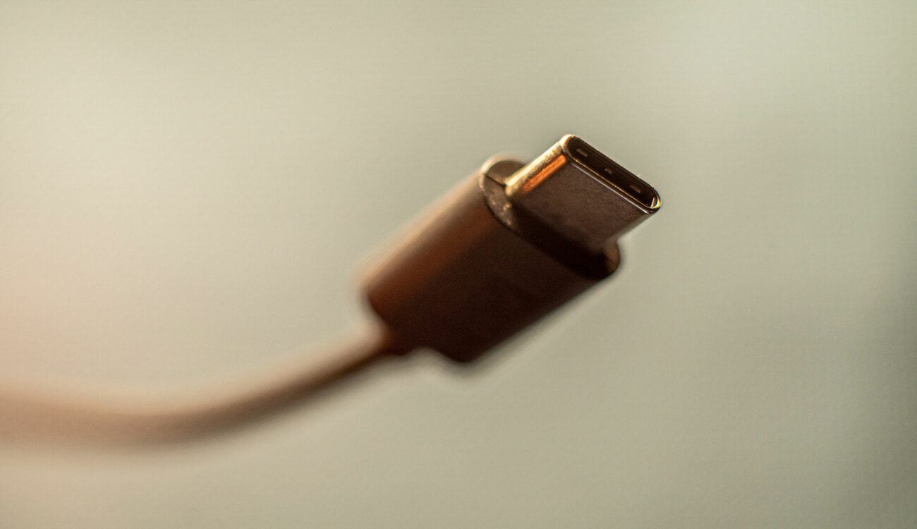 USB-C 2.1 – 240W電力供給、USB4 および DisplayPort 2.0