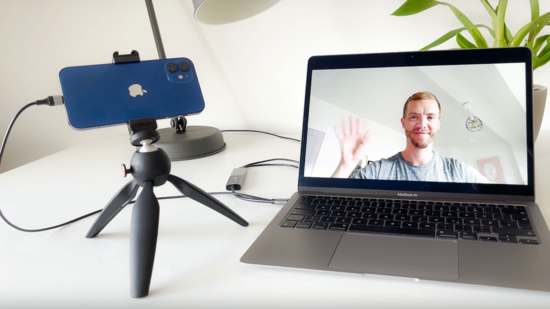 Как использовать телефон в качестве веб. Webcam MACBOOK USB. MACBOOK iphone webcam. Айфон в качестве веб камеры для компьютера. Iphone as webcam.