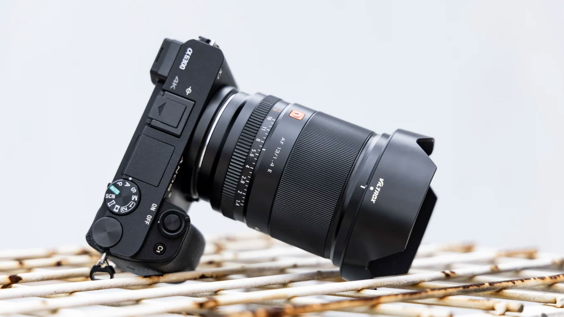 VILTROXが13mm F1.4 APS-Cレンズ（ソニーE、ニコンZカメラ用）を発売 