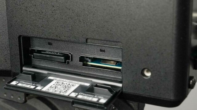 Sony FR7's dual card slot