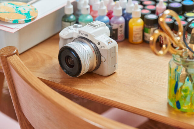 Canon EOS R50 white edition