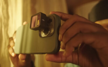 Moment 1.55x Anamorphic Lens for Smartphones with Golden Streak/Flare Announced