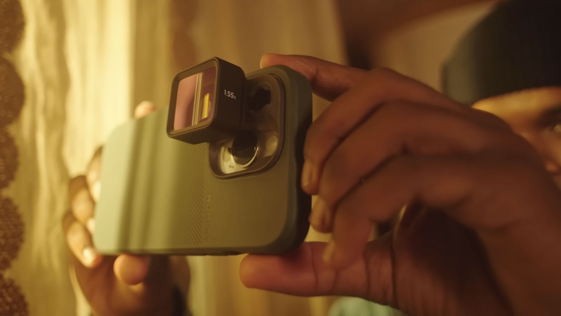 Moment 1.55x Anamorphic Lens for Smartphones with Golden Streak