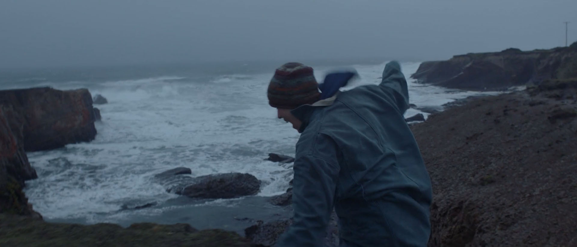 Fern at the cliffs - a film still from "Nomadland".