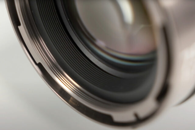 The front of the lenses also has a 58mm filter thread