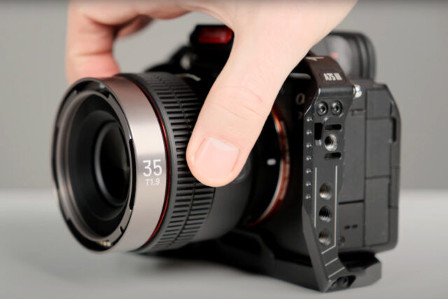 The lens gear offers a 300° focus throw