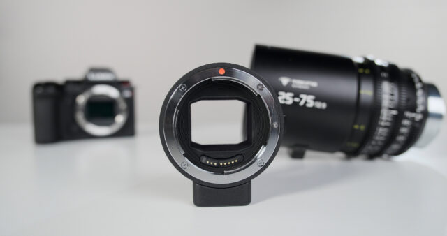 Using the SIGMA MC-21 EF to L-Mount lens adapter to connect the lens to the camera