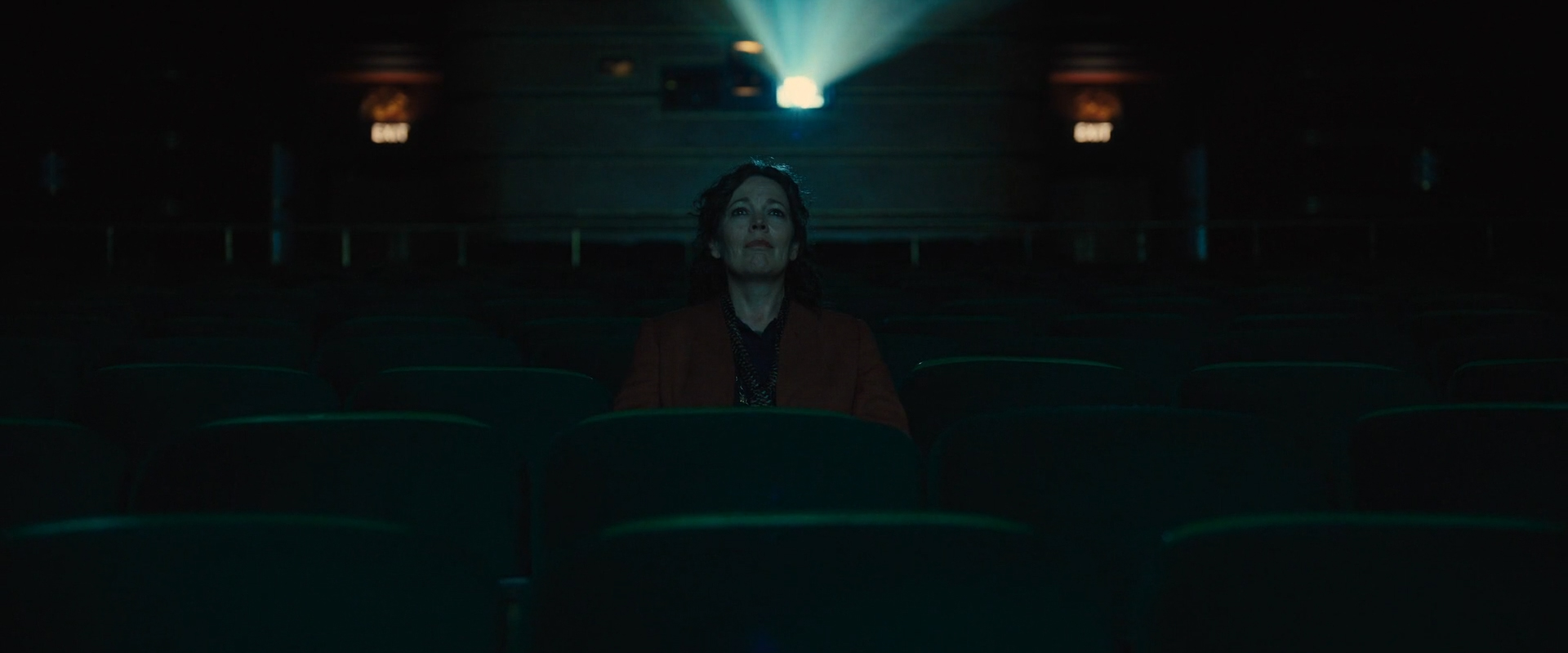 The subtle cinematography of Roger Deakins on "Empire of Light": the emotional climax of Hilary's story in the cinema theater