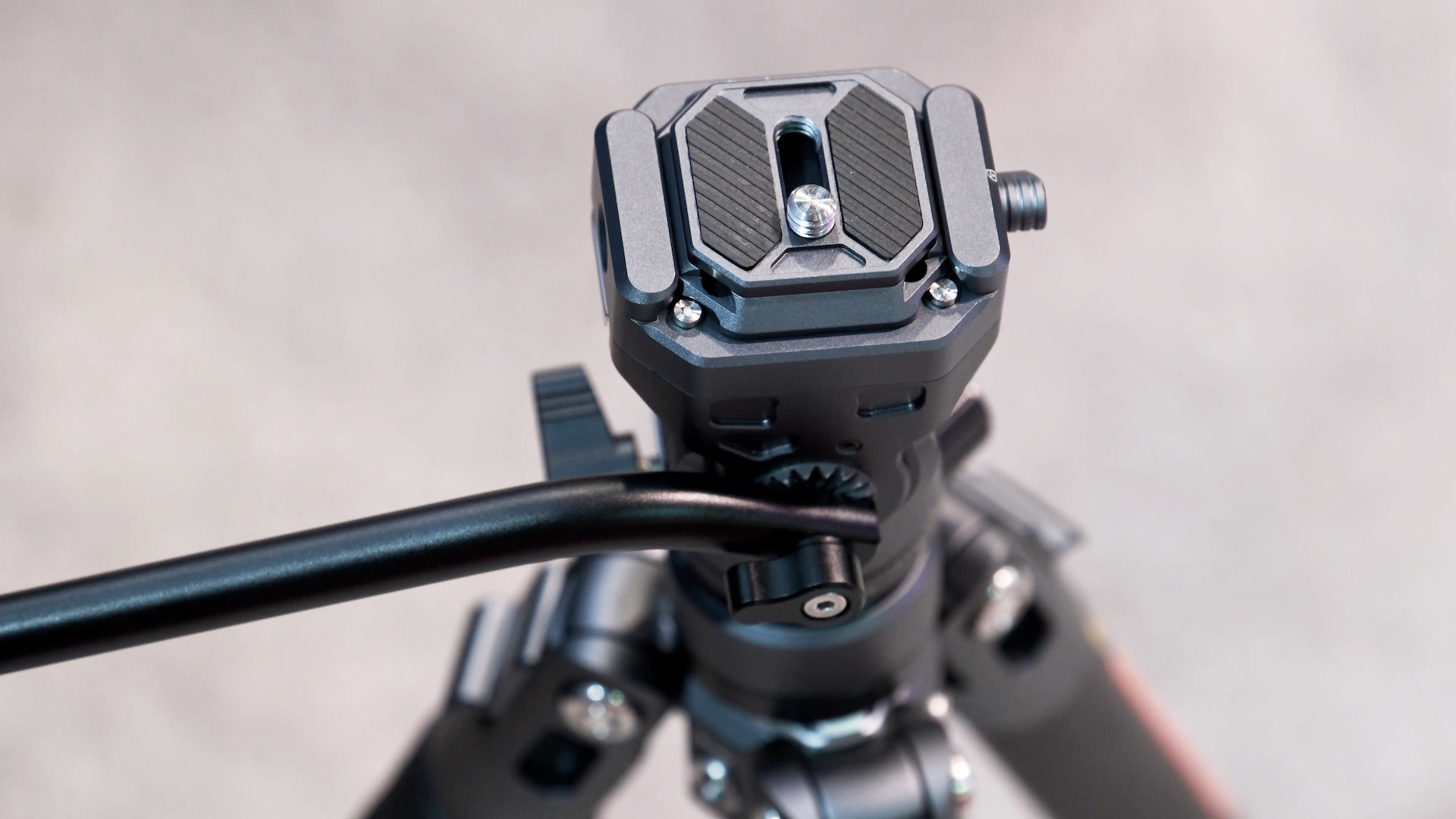 UlanziがF38 Quick Release Carbon Fiber Video Travel Tripod を発表