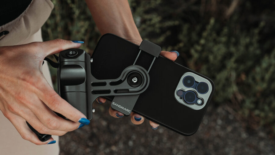 The handle features a Bluetooth capture button
