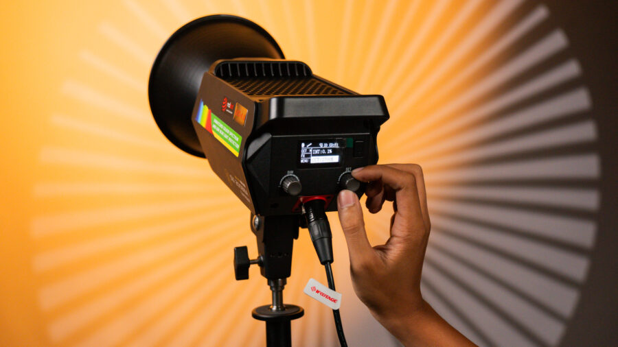 We can adjust the iFootage Anglerfish SL1 200BNA Bi-Color COB Light on the fixture or with the Lumin+ app