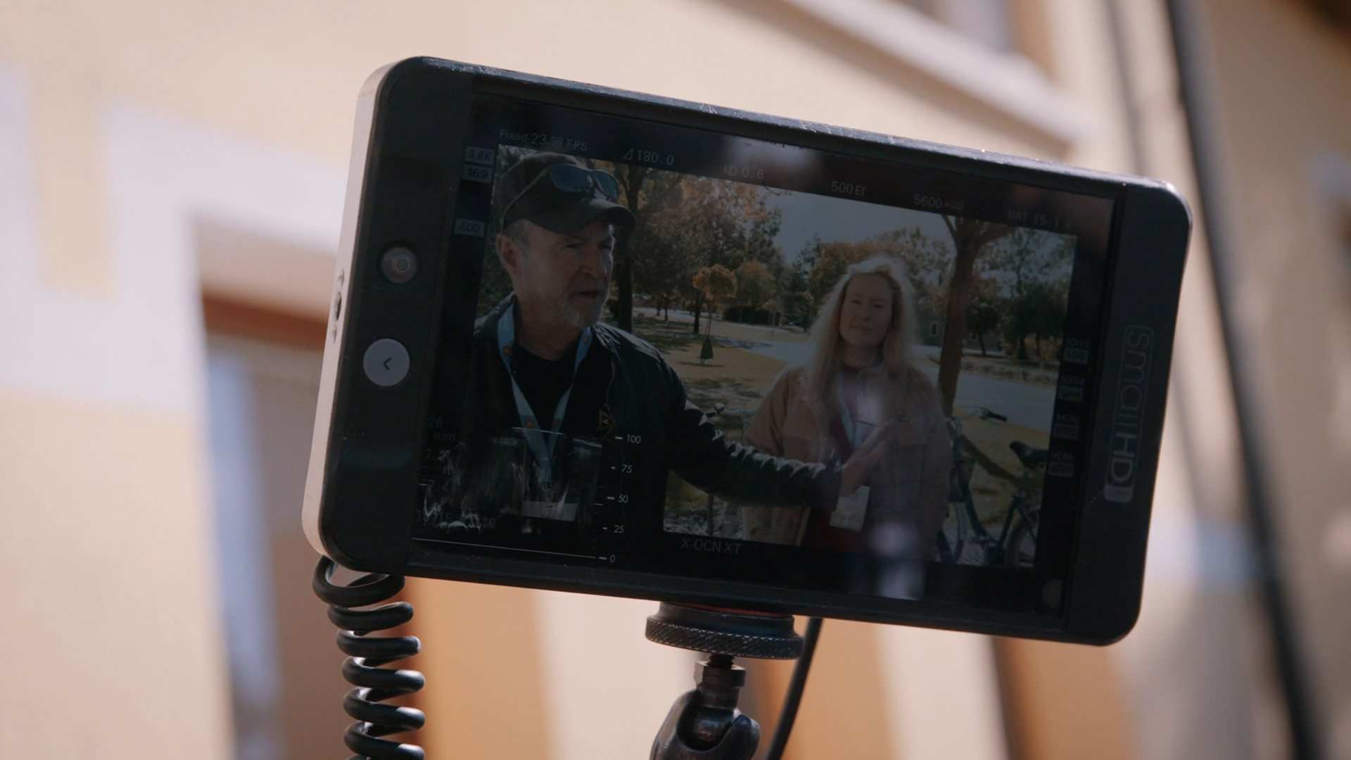 how to light people outdoors - shaping the light with bounce and flags create contrast