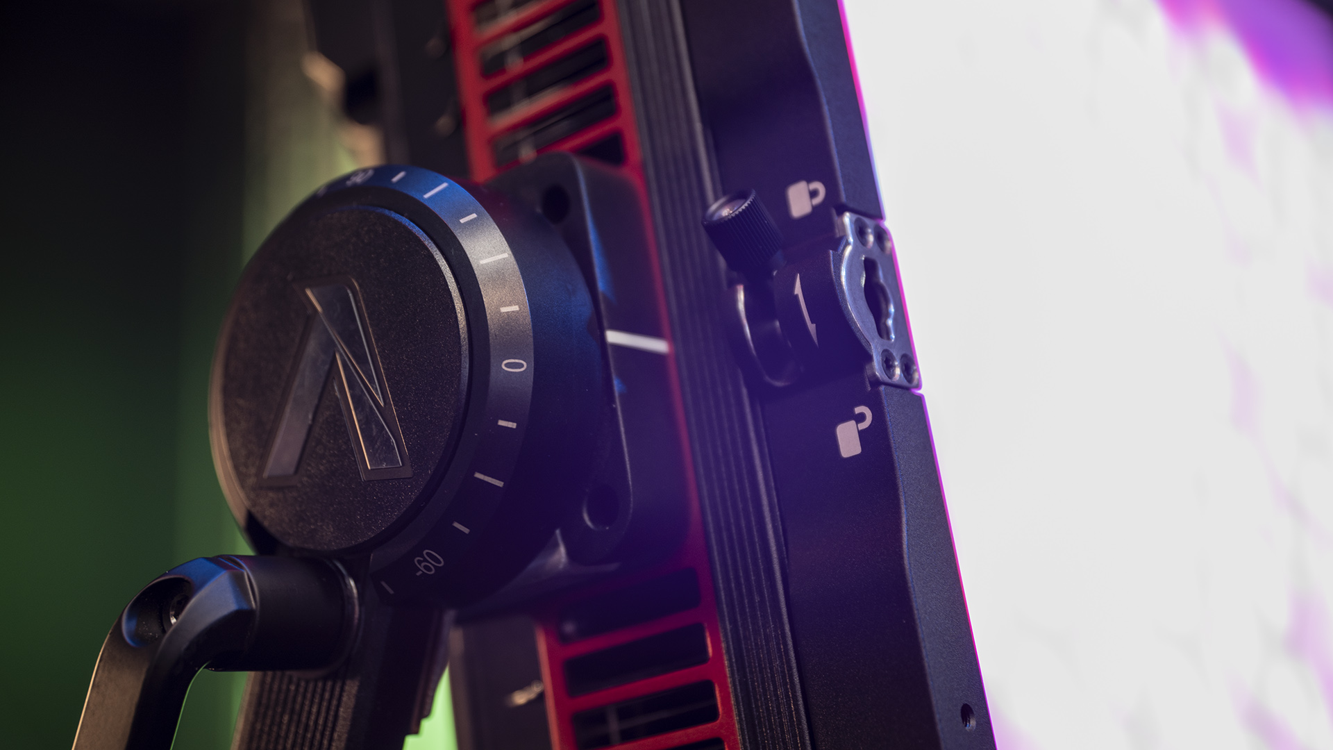 AputureがNOVA II 2×1を発売 – 新世代パネルの幕開け | CineD