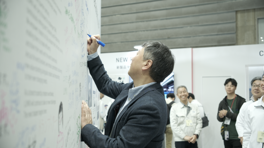 Akira Toyoshima-san, Panasonic's CEO, left a greeting for the LUMIX 25th anniversary.