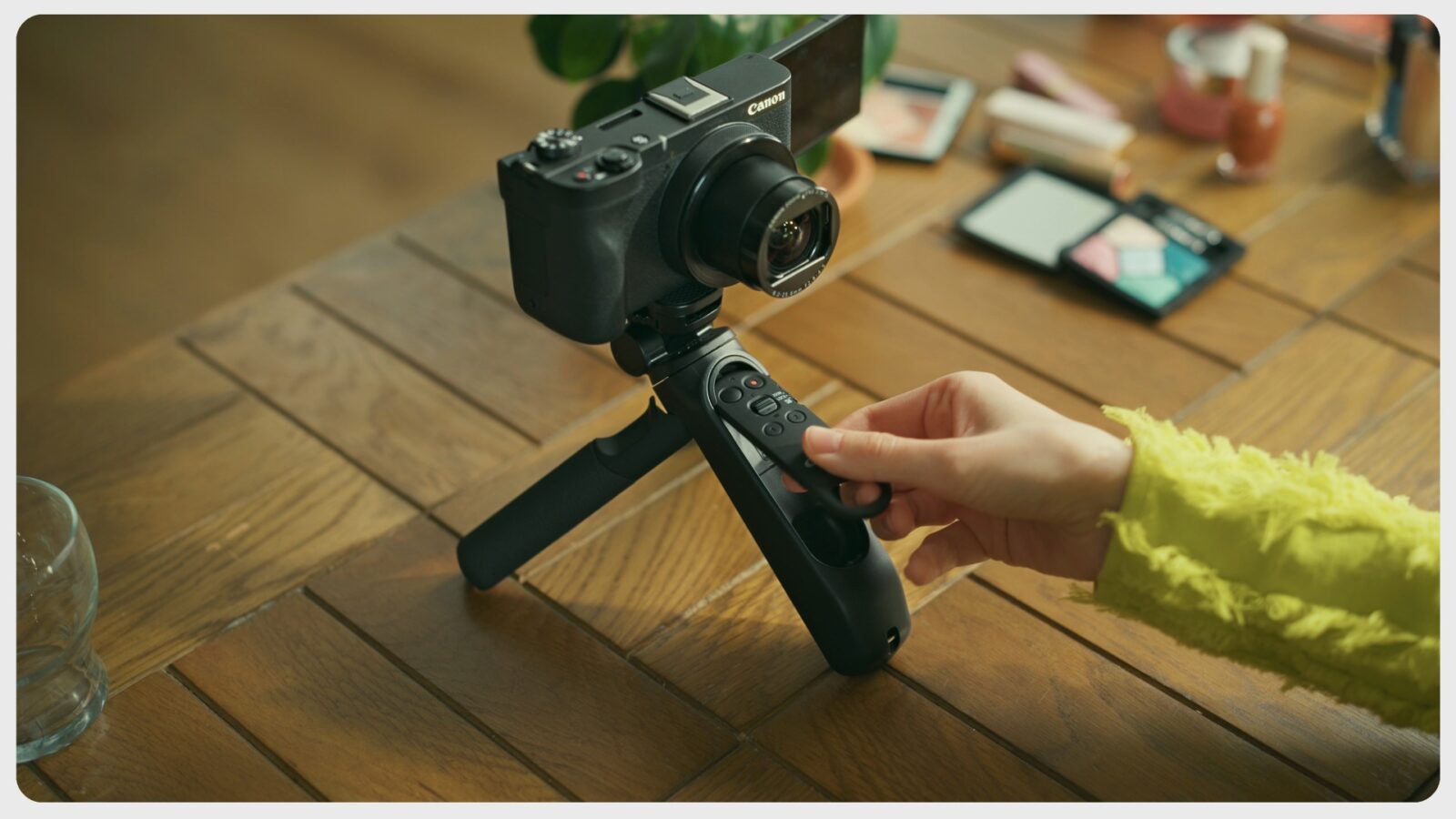 キヤノンが「EOS R6 V」を発表 ー IBIS、アクティブクーリング搭載、EVF非搭載の7Kフルサイズハイブリッドカメラ | CineD
