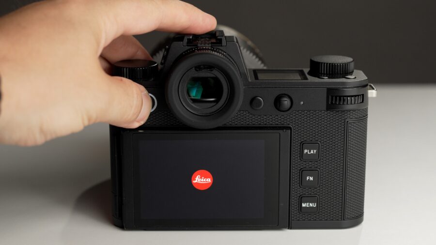 But it is there for a split second when turning the camera off.