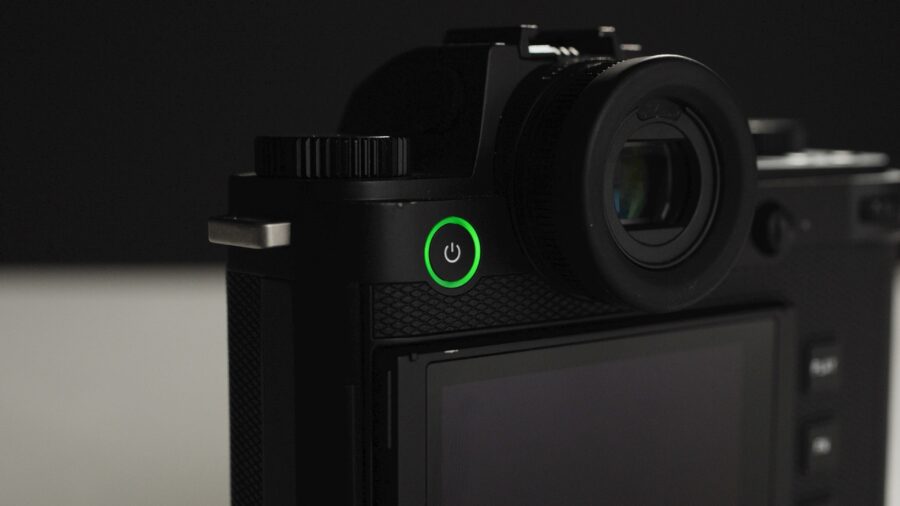 Regardless of the actual battery charge status, the indicator will always blink green
