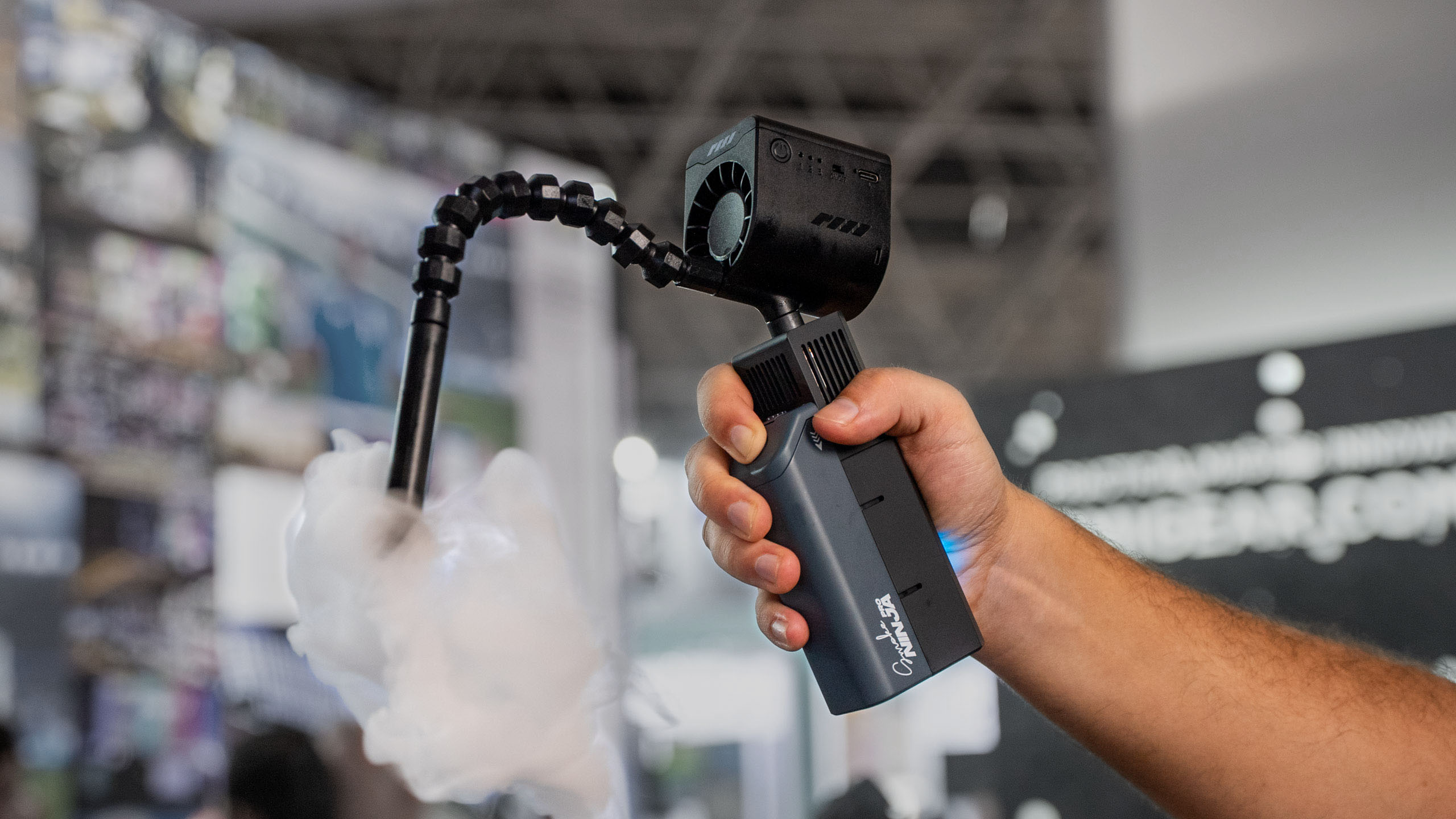 PMI Gearが「SmokeNINJA PRO V2」を発表 — ハンドヘルドフォグマシン